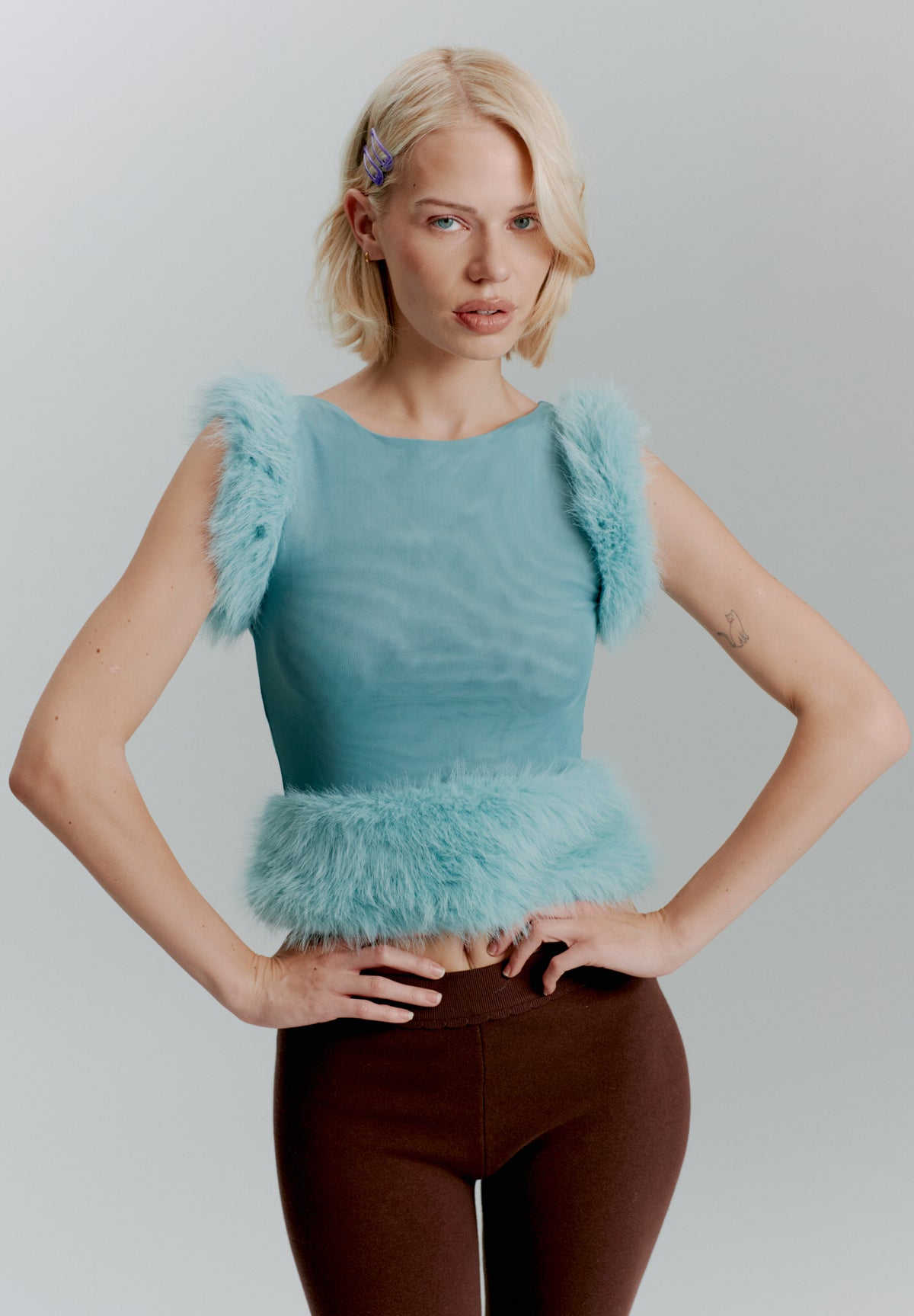 PLUSH TRIM SLEELEVESS MESH TOP